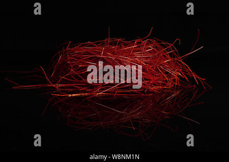 Sacco di tutto il peperoncino rosso fili isolati su vetro nero Foto Stock