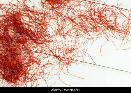 Sacco di tutto il peperoncino rosso thread flatlay su legno bianco Foto Stock