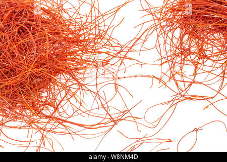 Sacco di tutto il peperoncino rosso thread flatlay isolati su sfondo bianco Foto Stock