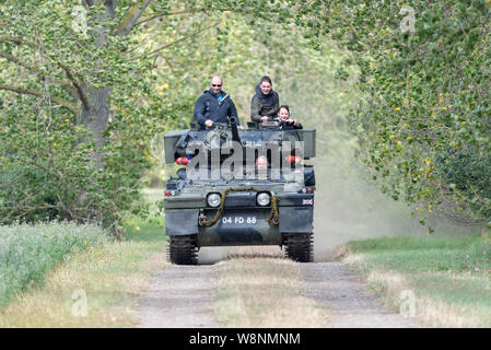 Organizzato dalla Essex Historic Military Vehicle Association, l'evento Echoes of History è un fine settimana pieno di mostre e rievocazioni militari. Giro in carrozza attraverso la campagna a bordo di un ex carro armato militare dello Scorpion dell'esercito britannico Foto Stock