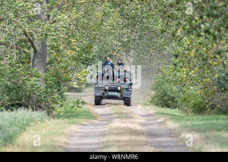 Organizzato dalla Essex Historic Military Vehicle Association, l'evento Echoes of History è un fine settimana pieno di mostre e rievocazioni militari. Giro in carrozza attraverso la campagna a bordo di un ex carro armato militare dello Scorpion dell'esercito britannico Foto Stock