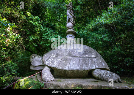 Statua di tartaruga, il Sacro Bosco ('Sacred Grove'), il Parco dei Mostri di Bomarzo, Viterbo, Lazio, Italia Foto Stock