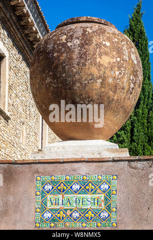Grande vaso in terracotta all'ingresso di Villa d'Este, Tivoli, Italia Foto Stock
