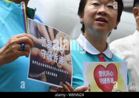 (190810) -- Pechino, 10 Agosto, 2019 (Xinhua) -- cittadini visita Kwun Tong stazione di polizia per esprimere il loro sostegno per la forza di polizia di Hong Kong, Cina del sud, il 10 agosto 2019. (Xinhua/Lui Siu Wai) Foto Stock