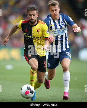 Watford è Kiko Femenia (sinistra) e Brighton e Hove Albion's Solly marzo battaglia per la palla durante il match di Premier League a Vicarage Road, Watford. Foto Stock