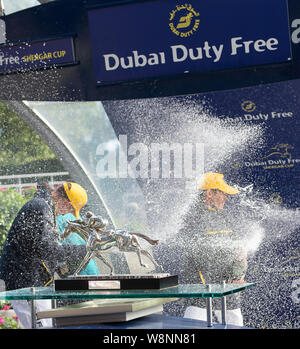 Ascot, Regno Unito. 10 Ago, 2019. Il "resto del mondo" fantini Yuga Kawada, Vincent Ho Chak-Yiu e Mark Zahra festeggiare con lo champagne come vincono il Dubai Duty Free Shergar Cup a Ascot Racecourse. Credito: Maureen McLean/Alamy Live News Foto Stock