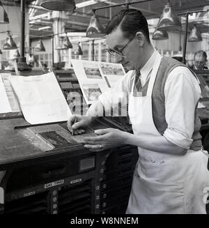 Un tradizionale typesetter all opera al Hazell, Watson & Vigna (HWV) le stamperie, Aylesbury, Buckinghamshire, Inghilterra degli anni cinquanta. Magazine lavora sull' agricoltura in Ethopia. Un typsetter disposti i tipi fisici per la stampa del testo. Foto Stock