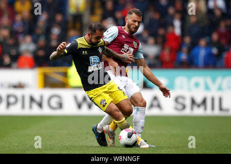 Southampton's Danny rali (sinistra) e Burnley's Erik Pieters battaglia per la palla durante il match di Premier League a Turf Moor, Burnley. Foto Stock