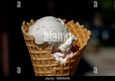 Sapori diversi (cioccolato, vaniglia, fragola) Gelato scoop in casalingo a bocca larga cialde croccanti coni. Foto Stock