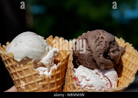 Sapori diversi (cioccolato, vaniglia, fragola) Gelato scoop in casalingo a bocca larga cialde croccanti coni. Foto Stock