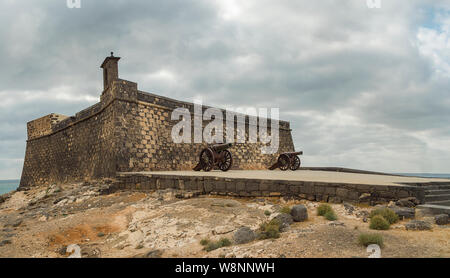 Vista di El Castillo de San Gabriel cinquecentesca fortezza difensiva situato sulla seafrontnear centro di Arrecife, Lanzarote. Foto Stock