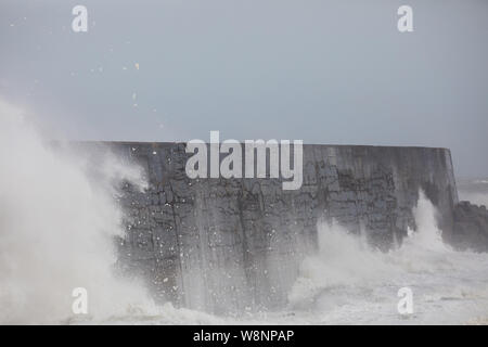 Newhaven, Regno Unito, 10 agosto 2019,i forti venti di fino a 50 miglia per ora in Newhaven,East Sussex sono previsioni meteo per continuare per tutta la giornata. Violate le onde del mare muro di difesa che copre il faro a volte.Credit:Keith Larby/Alamy Live News Foto Stock