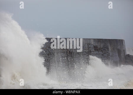 Newhaven, Regno Unito, 10 agosto 2019,i forti venti di fino a 50 miglia per ora in Newhaven,East Sussex sono previsioni meteo per continuare per tutta la giornata. Violate le onde del mare muro di difesa che copre il faro a volte.Credit:Keith Larby/Alamy Live News Foto Stock