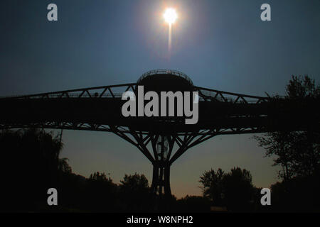 Il dei Tabi"a ponte è la più grande del cavalcavia pedonali Tehran, Iran. Il 270-metro ponte collega due parchi pubblici - Taleghani Park e Parco Abo-Atash Foto Stock