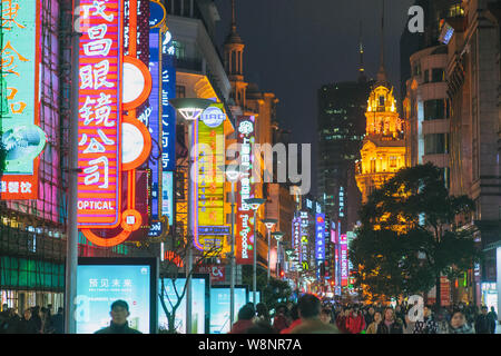 Nanjing East Road, occupato per lo shopping di Shanghai strada pedonale. Uno dei punto di riferimento in Shanghai. Foto Stock