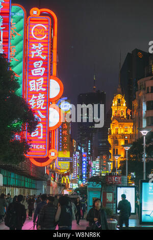 Nanjing East Road, occupato per lo shopping di Shanghai strada pedonale. Uno dei punto di riferimento in Shanghai. Foto Stock