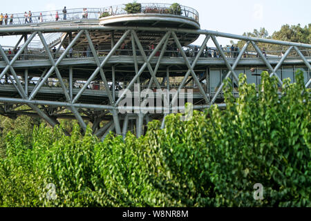 Il dei Tabi"a ponte è la più grande del cavalcavia pedonali Tehran, Iran. Il 270-metro ponte collega due parchi pubblici - Taleghani Park e Parco Abo-Atash Foto Stock