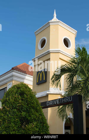 Luglio 14, 2019-VIGAN FILIPPINE: facciata Mcdonalds drive thru situato in Vigan Filippine. Design esclusivo e architettura del Mcdonalds franchise Foto Stock