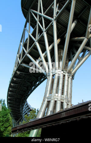 Il dei Tabi"a ponte è la più grande del cavalcavia pedonali Tehran, Iran. Il 270-metro ponte collega due parchi pubblici - Taleghani Park e Parco Abo-Atash Foto Stock