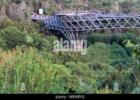 Il dei Tabi"a ponte è la più grande del cavalcavia pedonali Tehran, Iran. Il 270-metro ponte collega due parchi pubblici - Taleghani Park e Parco Abo-Atash Foto Stock