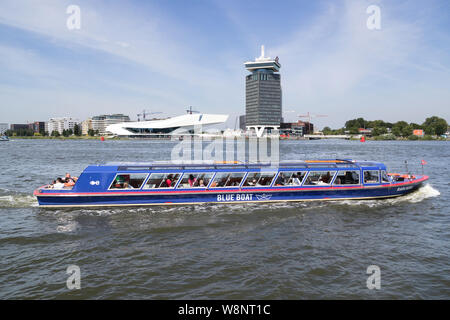 Amsterdam canal boat BARLAEUS di blu spedizione in barca sull'IJ nelle vicinanze della stazione centrale. Foto Stock