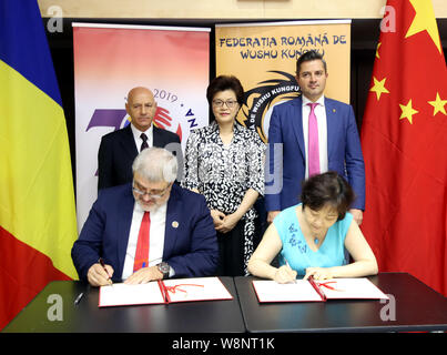 Bucarest, Romania. 10 Ago, 2019. Jiang Yu posteriore (C), ambasciatore cinese per la Romania, Cosmin-Razvan Butuza posteriore (R), Segretario di Stato del Ministero rumeno della Gioventù e dello sport e ione Beneš posteriore (L), Presidente del rumeno di Wushu Kungfu Federazione, assistere alla cerimonia di passaggio sulla Cina la donazione di un lotto di attrezzature per arti marziali in Romania a Bucarest in Romania su Agosto10, 2019. Credito: Lin Huifen/Xinhua/Alamy Live News Foto Stock