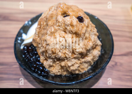 Tradizionali taiwanesi baobing ghiaccio con bolla di tè, famoso cibo di Taiwan del mercato di notte Foto Stock