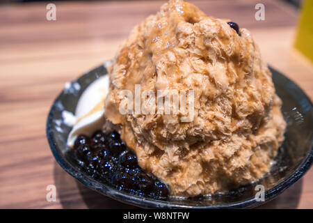 Tradizionali taiwanesi baobing ghiaccio con bolla di tè, famoso cibo di Taiwan del mercato di notte Foto Stock