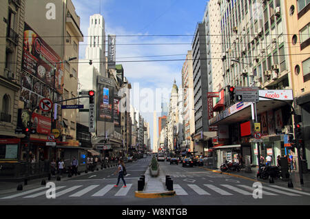 L'animata Avenida Corrientes è una delle principali arterie della città di Buenos Aires, Argentina Foto Stock