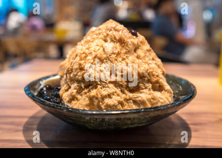 Tradizionali taiwanesi baobing ghiaccio con bolla di tè, famoso cibo di Taiwan del mercato di notte Foto Stock