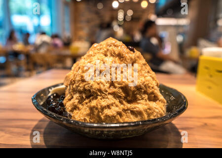 Tradizionali taiwanesi baobing ghiaccio con bolla di tè, famoso cibo di Taiwan del mercato di notte Foto Stock