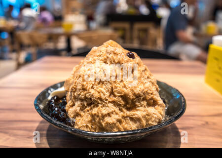 Tradizionali taiwanesi baobing ghiaccio con bolla di tè, famoso cibo di Taiwan del mercato di notte Foto Stock