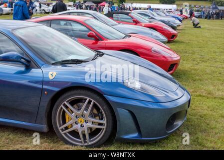 Una linea di Ferraris a car show in scena da Robert e Tanya Lewis al vecchio forno Farm, Churt, Surrey, Regno Unito Foto Stock