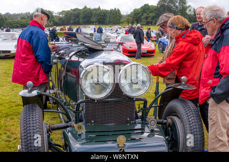 Un classico Bentley attira gli ammiratori a un auto classica mostra allestita da Robert e Tanya Lewis al vecchio forno Farm, Churt, Surrey, Regno Unito Foto Stock