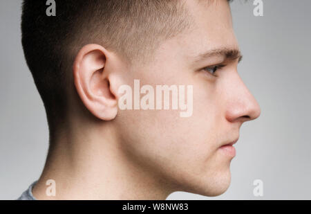 Grave millenario guy caucasica vista laterale verticale Foto Stock