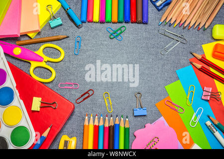 Torna a scuola con sfondo colorato forniture scolastiche. Vista da sopra con copia spazio. Foto Stock