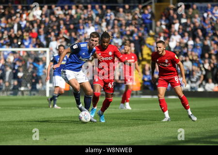 Birmingham, Regno Unito. 10 Ago, 2019. Kasey Palmer di Bristol City battaglie per la palla con il Wes Harding di Birmingham City durante il cielo di scommessa match del campionato tra Birmingham City e la città di Bristol a St Andrews, Birmingham sabato 10 agosto 2019. (Credit: Simon Newbury | MI News) solo uso editoriale, è richiesta una licenza per uso commerciale. La fotografia può essere utilizzata solo per il giornale e/o rivista scopi editoriali: Credito MI News & Sport /Alamy Live News Foto Stock