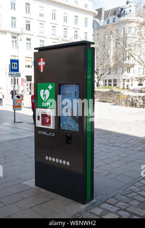 Defibrillatore pubblico sulla strada di Vienna Austria Foto Stock