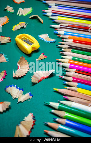 matite rosse, verdi e blu su sfondo bianco Foto stock - Alamy