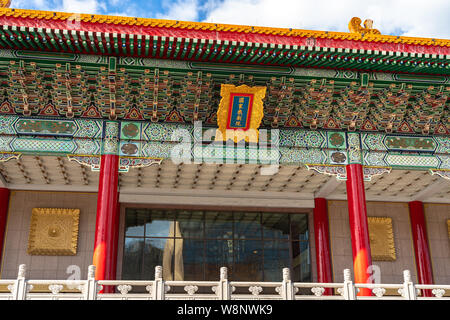 Il Teatro Nazionale di Taiwan, un cinese architettura di stile all'interno della National Taiwan Democracy Memorial Hall zona. Taipei, Taiwan Foto Stock