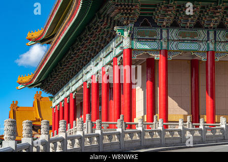 Il Teatro Nazionale di Taiwan, un cinese architettura di stile all'interno della National Taiwan Democracy Memorial Hall zona. Taipei, Taiwan Foto Stock