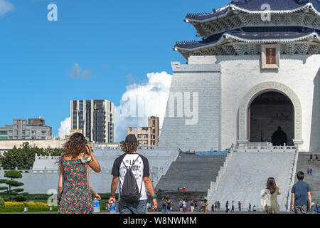 La National Taiwan Democracy Memorial Hall edificio principale con cielo blu chiaro dello sfondo. Taipei, Taiwan. Foto Stock