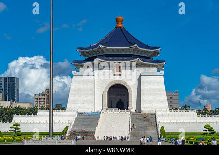 La National Taiwan Democracy Memorial Hall edificio principale con cielo blu chiaro dello sfondo. Taipei, Taiwan. Foto Stock