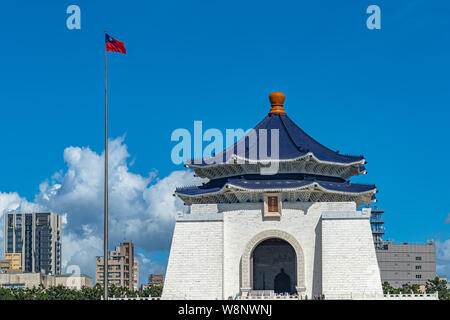 La National Taiwan Democracy Memorial Hall edificio principale con cielo blu chiaro dello sfondo. Taipei, Taiwan. Foto Stock