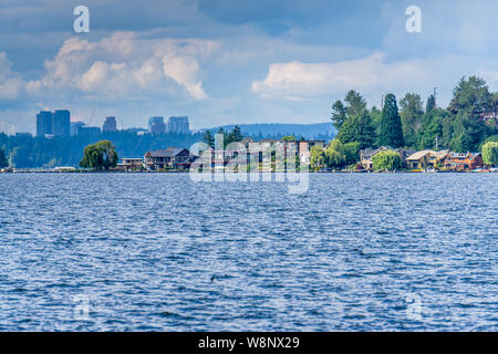 Una vista del lago case di Renton, Washington con Bellevue in distanza. Foto Stock