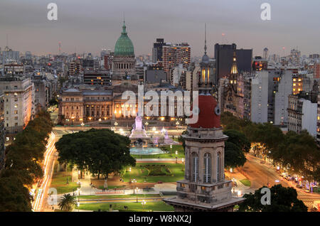 Il legislatore nazionale, situato in Plaza del Congreso, costituisce una parte fondamentale della vita politica in Argentina Foto Stock