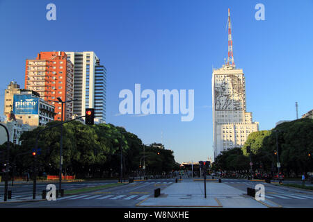 Una grande raffigurazione di Eva Peron adorna il lato di un grande edificio lungo l'Avenida 9 de Julio a Buenos Aires, Argentina Foto Stock