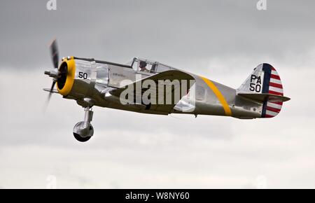 Curtiss-Wright P-36C (G-CIXJ) prendendo il largo con il carro ritraendo al 2019 Flying Legends Air Show Foto Stock