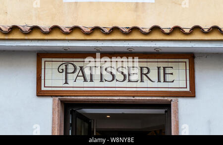 Piastrellate shop segno esterno di una boulangerie e pasticceria, in Calvi, Corsica, Francia Foto Stock