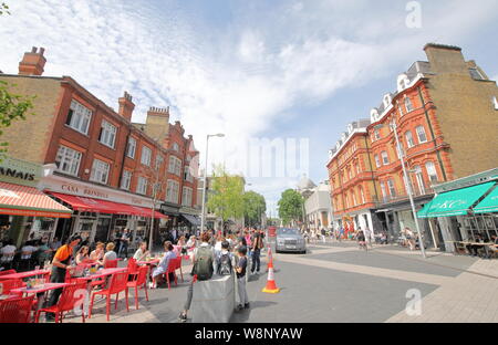 Persone cenare presso un ristorante esterno a South Kensington Londra UK. Foto Stock